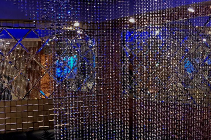 クリスタルカーテンはアクリル製とガラス製どちら